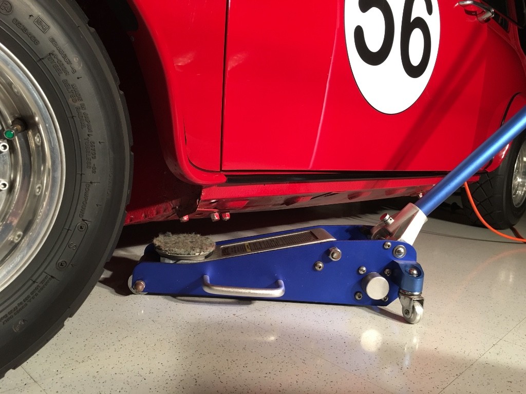 Jacking_up_a_classic_mini (21)