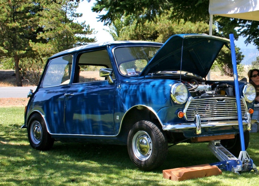 Jacking_up_a_classic_mini